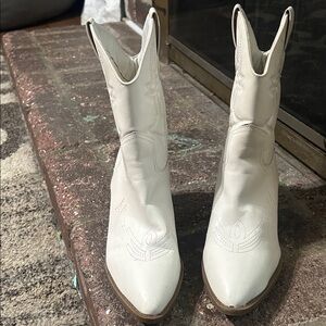 Elegant White Leather Heeled Boots